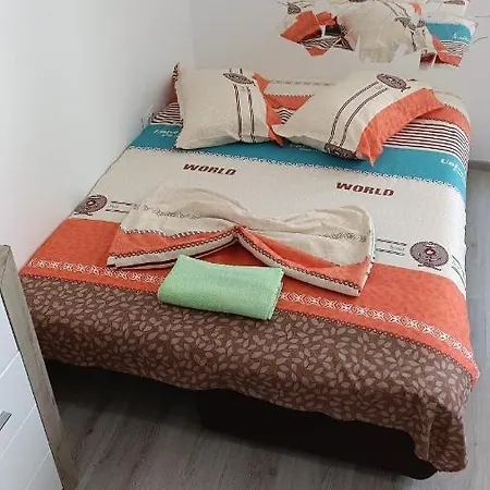 Apartament Mikela アパート ナボダリ